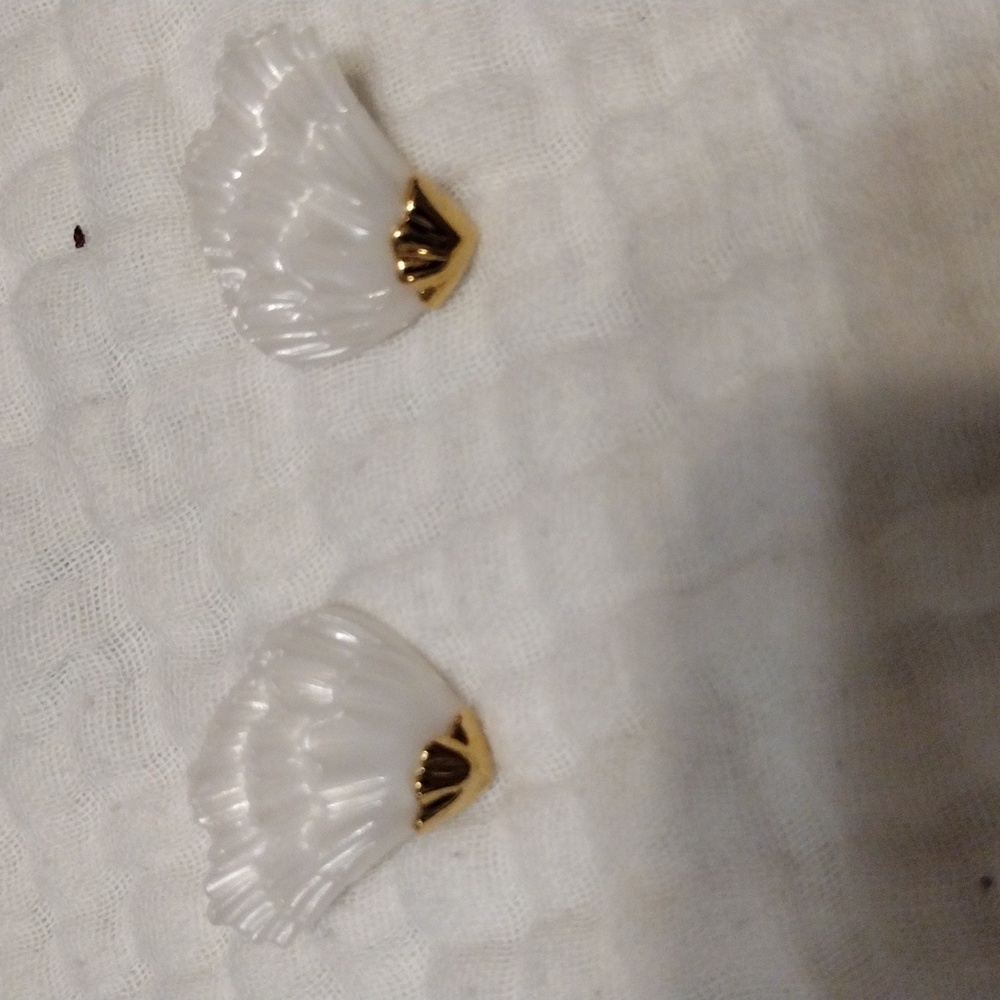 Vintage retro Chic earrings white plastic fan shaped shells with goldtone trim - Picture 2 of 3